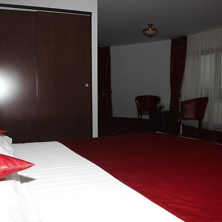 Hotel Royal 2 Urziceni Ngoại thất bức ảnh