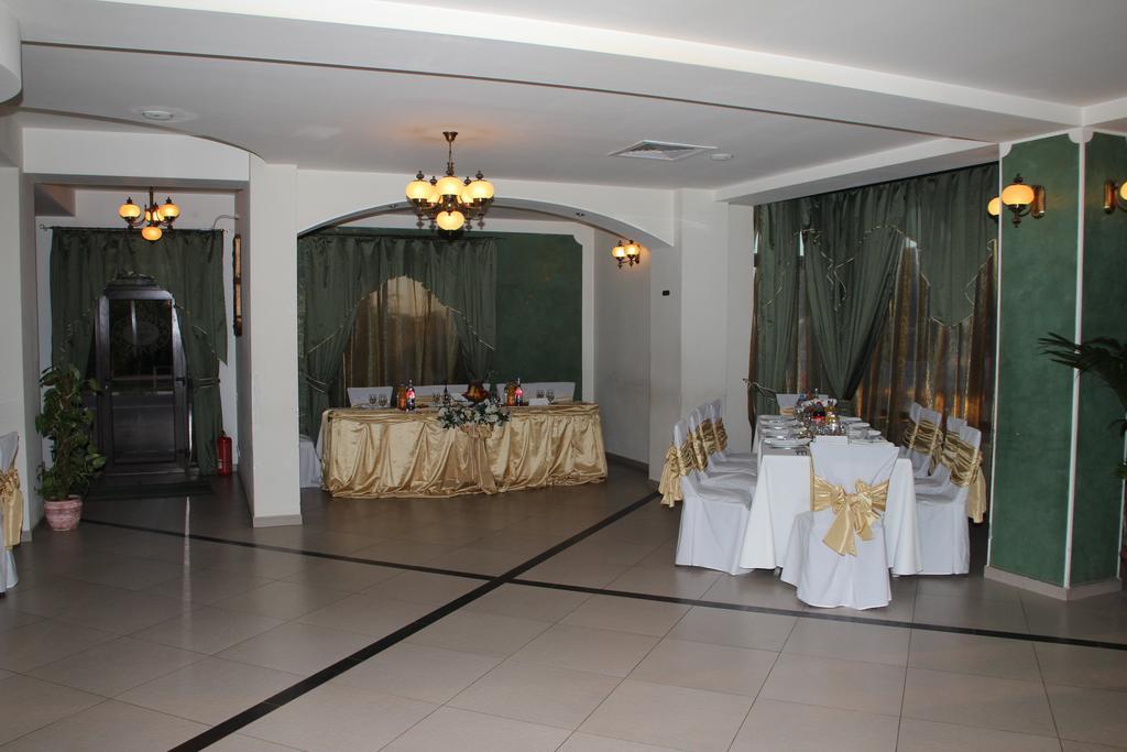 Hotel Royal 2 Urziceni Ngoại thất bức ảnh
