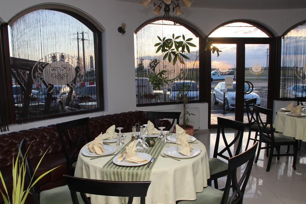 Hotel Royal 2 Urziceni Ngoại thất bức ảnh